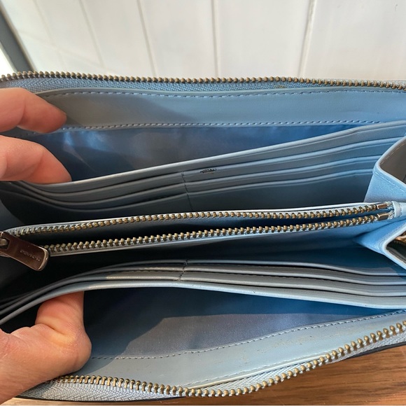 Coach women’s leather wallet, multiple compartments and gunmetal hardware - Picture 8 of 12